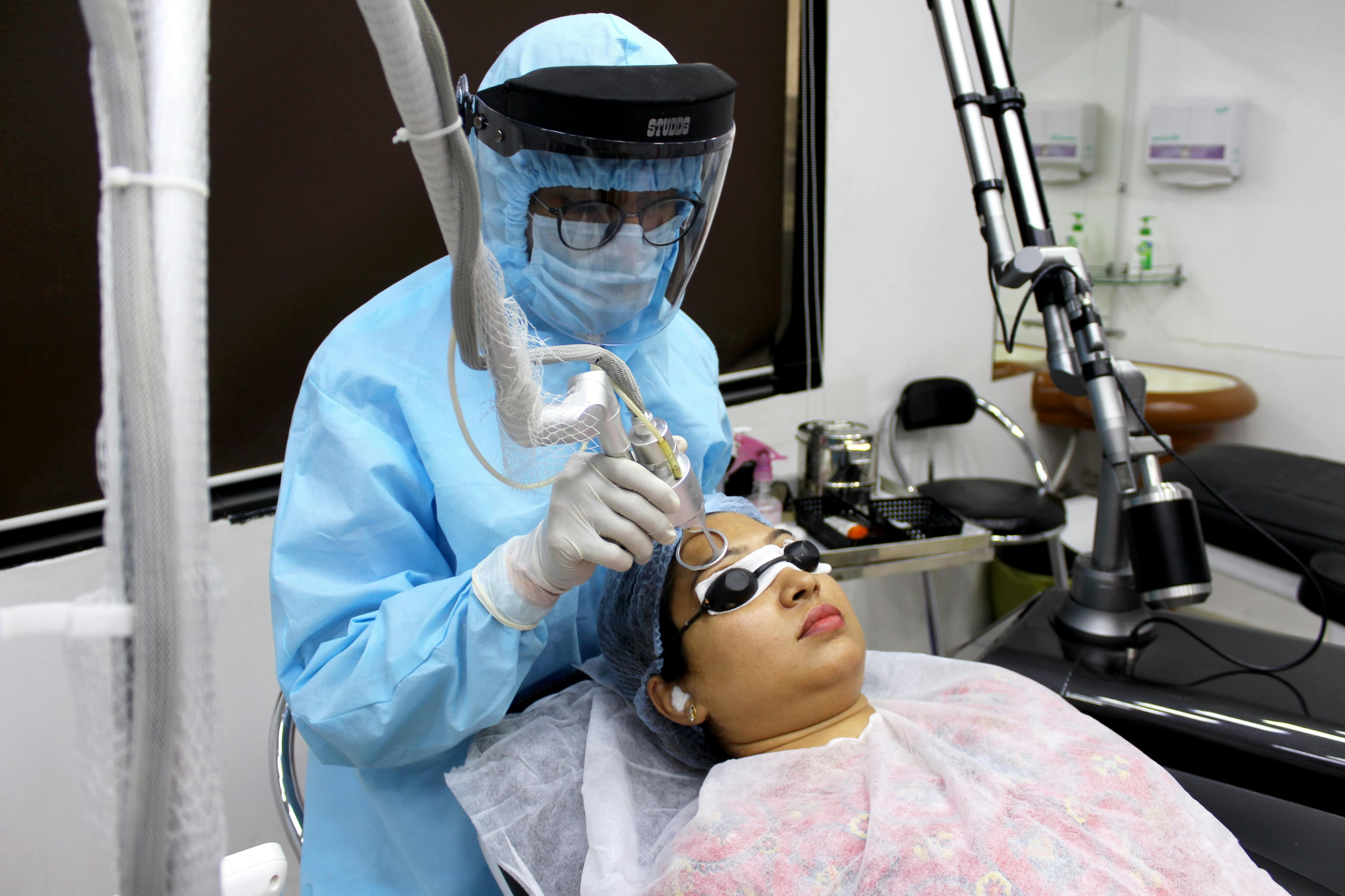Carbon Laser Facial (Hollywood Peel)